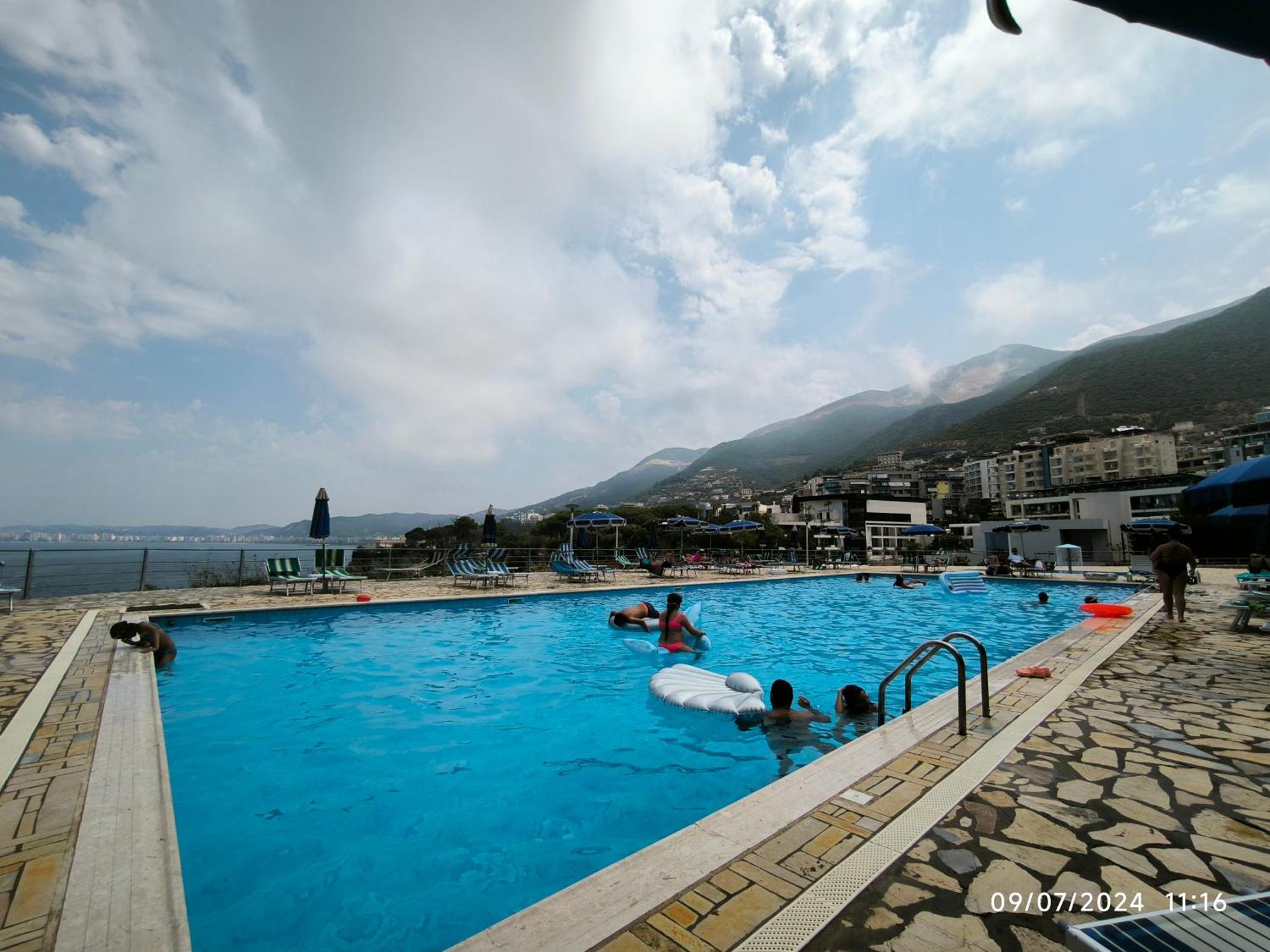 Matthews Beach House Vlorë エクステリア 写真